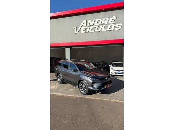 TOYOTA HILUX SW4 2.8 D-4D TURBO DIESEL SRX PLATINUM 7L 4X4 AUTOMÁTICO